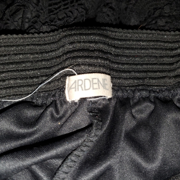 A ruffled lace skort - Picture 2 of 3